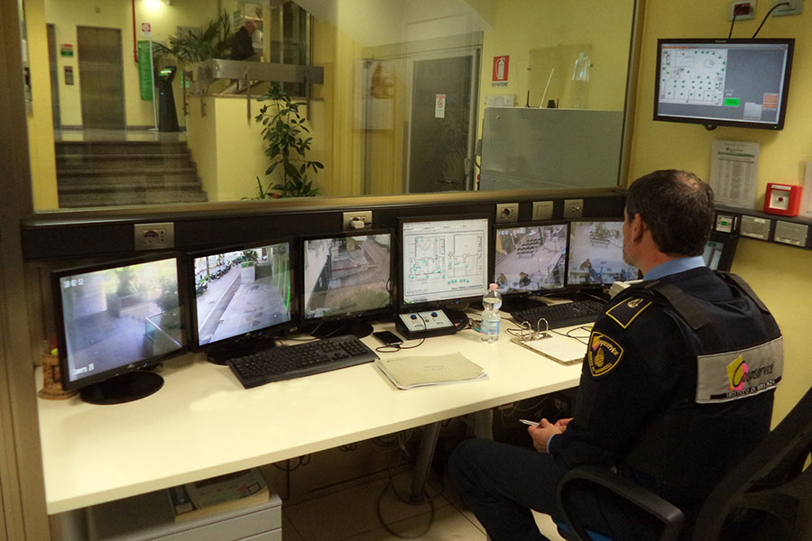 Centrale di controllo della Sede di piazza Castello a Sassari, sul monitor in alto a destra è presente il sinottico dei carichi dell’edificio