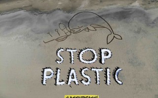 Stop alla plastica usa e getta sulle spiagge, centinaia di persone manifestano