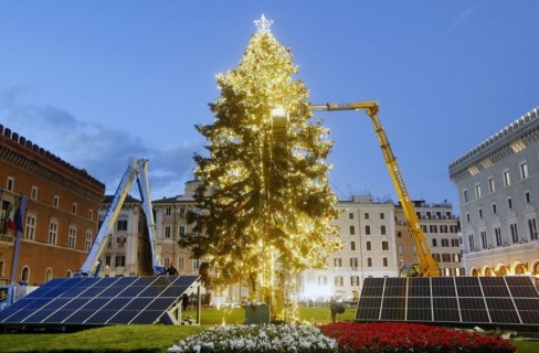Luci di Natale a energia solare, l'esempio di Roma capitale