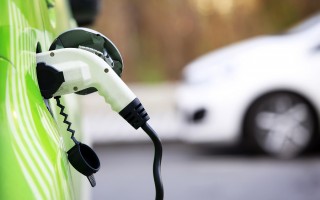 In arrivo 10 stazioni di ricarica veloce per auto elettriche