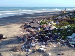 Troppa plastica sulle spiagge: l’indagine di Legambiente