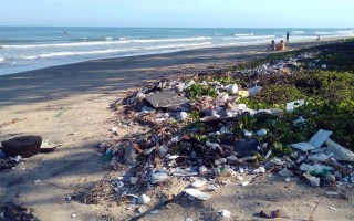 Troppa plastica sulle spiagge: l’indagine di Legambiente