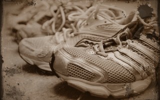 Trasformare scarpe da ginnastica usate in arredi per parchi gioco