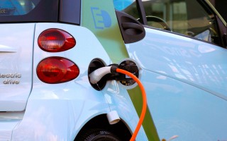 Dall'UE la proposta: ogni 60 km una colonnina di ricarica auto elettriche