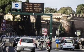 Smog: a Roma tornano le targhe alterne